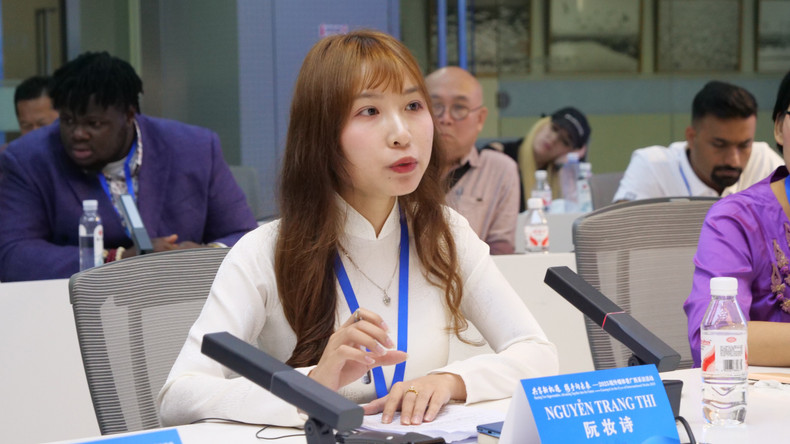 越南视频博主阮妆诗在活动上发言。 10.jpg