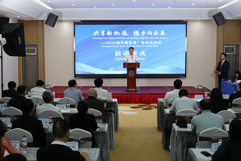 崇左市委常委、宣传部部长班华勤致辞。 04.jpg