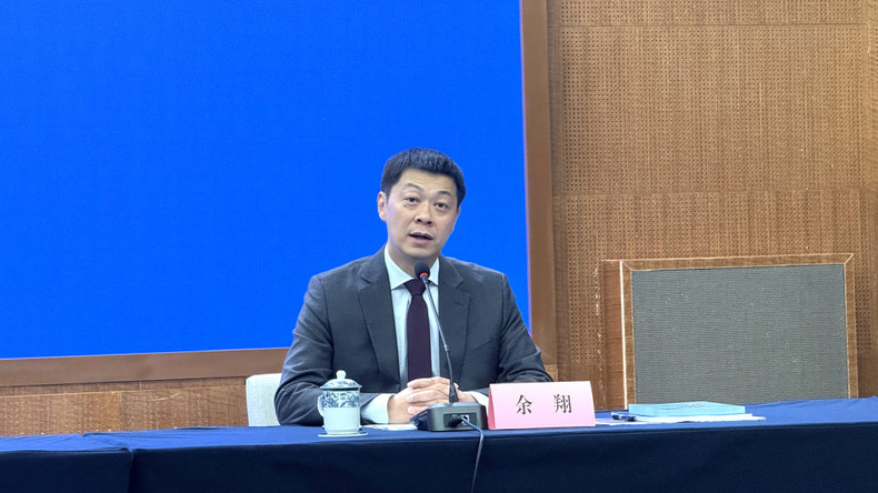 海南省商务厅副厅长余翔在会上回答记者提问。(杜有兴 摄) 251015-hai-nam-01.jpg