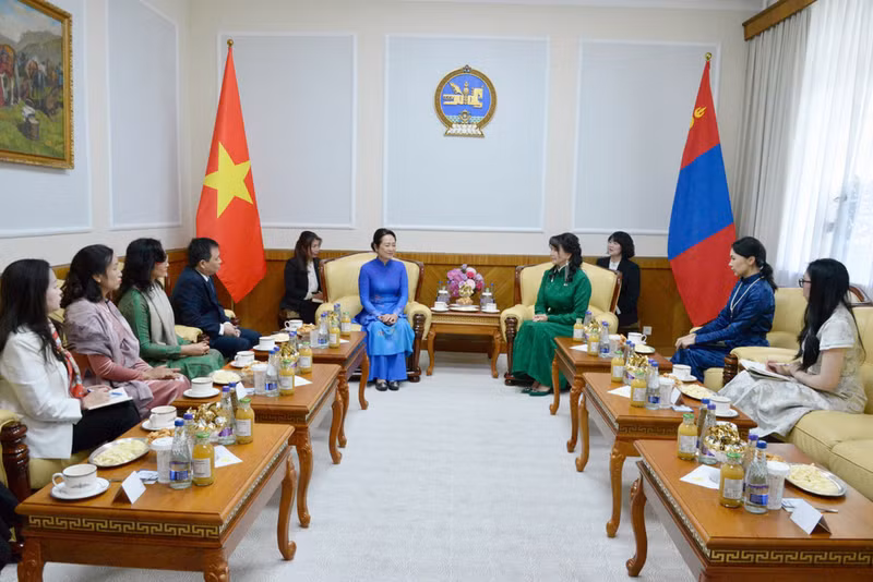 phu-nhan-chu-tich-quoc-hoi-nguyen-thi-thanh-nga-va-ba-gantsetseg-tsendsuren-phu-nhan-chu-tich-quoc-hoi-mong-co-trao-doi-nhung-linh-vuc-van-hoa-giu-gin-va-lan-toa-truyen-thong-dac-sac-cua-moi-dan-toc-gantsetseg-tsends.jpg