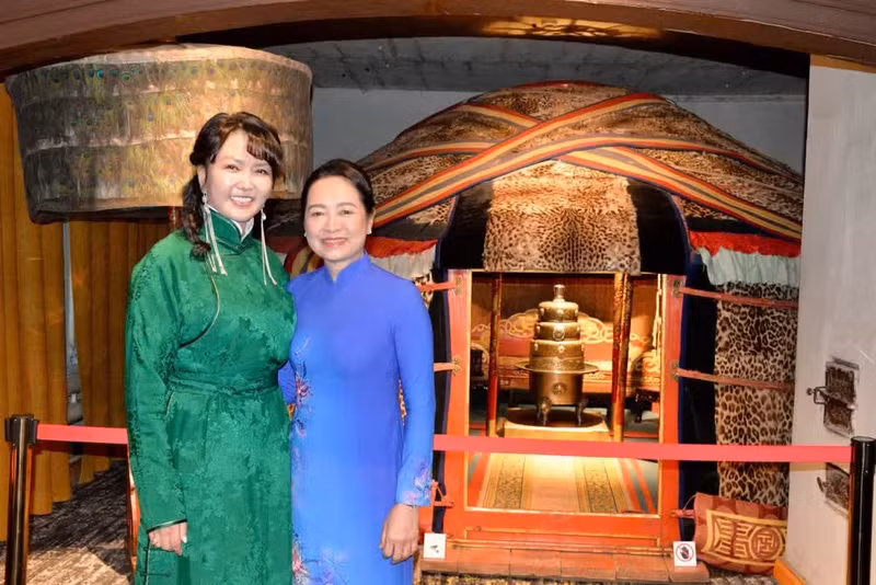 越南国会主席的夫人与蒙古国家大呼拉尔主席的夫人在蒙古国民族历史文化工程前合影留念。（图片来源：黎雪）