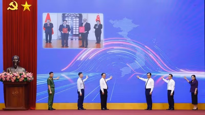 各位代表参与按键仪式，正式启动农产品追溯系统，标志着该系统在全国范围内投入运行。 图片来源：姜忠 摄。