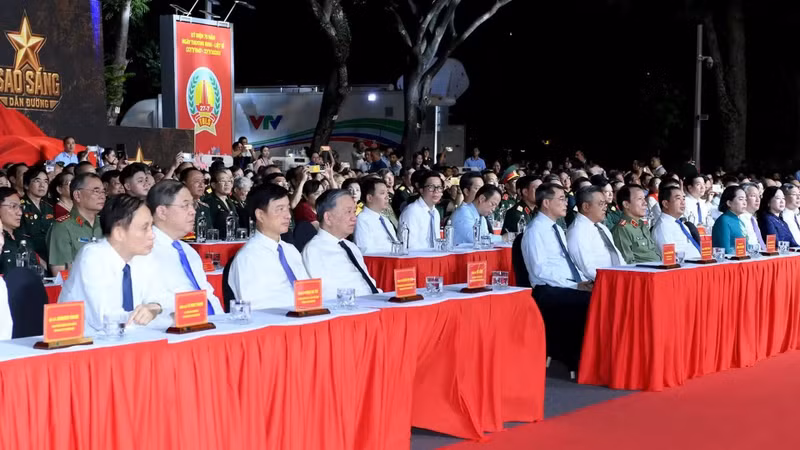 越共中央总书记、国家主席苏林；政府总理黎明兴；党和国家领导人出席在河内举行的《璀璨星光引路》电视连线节目。