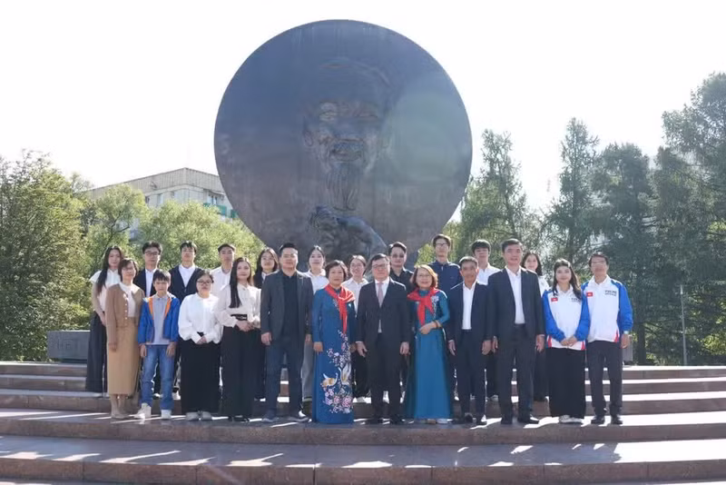 越南《人民报》社工作代表团前往俄罗斯首都莫斯科在胡志明主席雕像前敬献花篮。