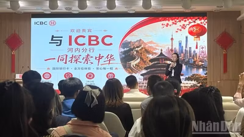 中国工商银行（ICBC）河内分行代表介绍越南游客赴华旅游支付解决方案。