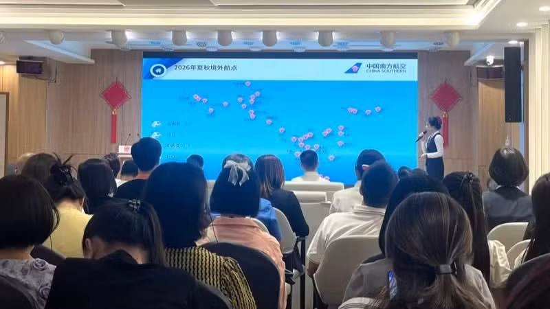 中国南方航空公司代表介绍航线网络及旅游配套服务。