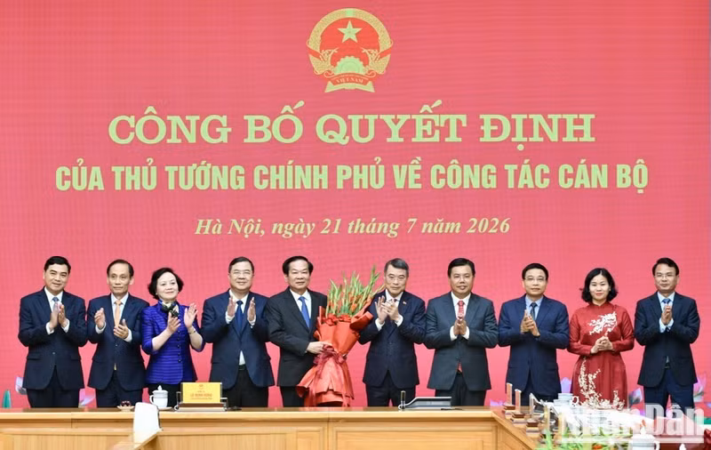 黎明兴总理送花祝贺新任同志。
