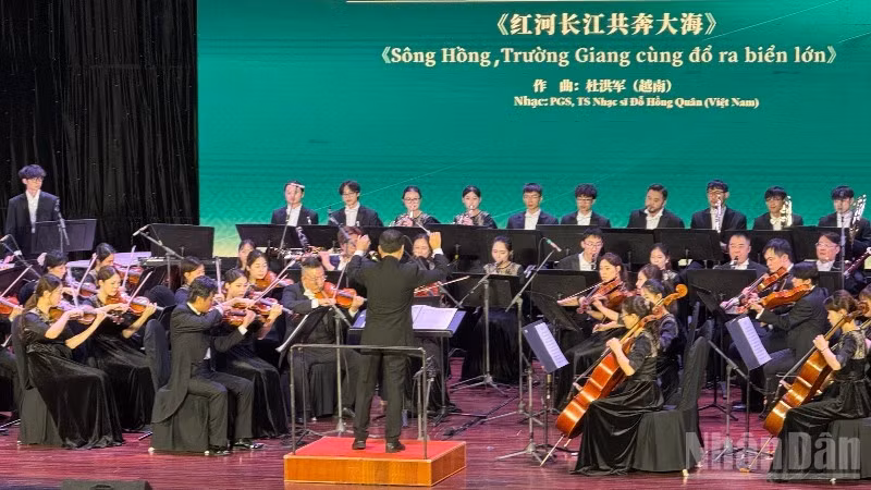 岘港：越中友谊交响音乐会精彩上演