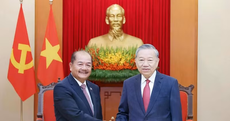 越共中央总书记苏林会见老挝政府副总理吉乔·凯坎匹吞。（图片来源：越通社）