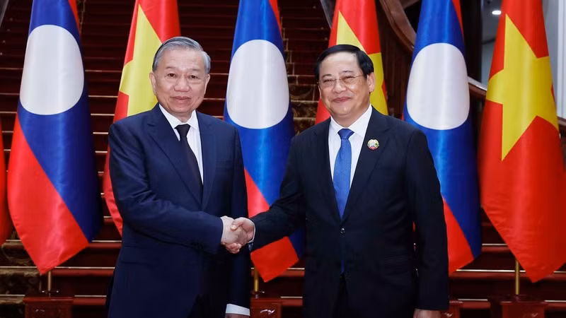 越共中央总书记苏林会见老挝政府总理宋赛·西潘敦。（图片来源：越通社）