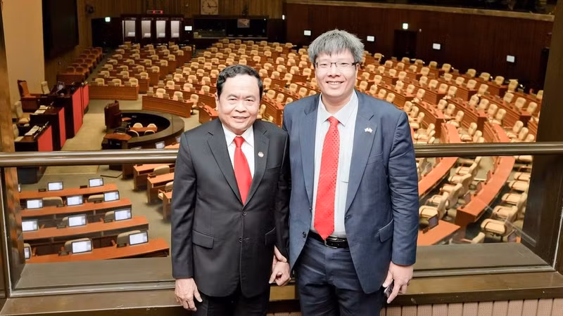 2019年，陈海灵博士与越南祖国阵线中央委员会主席陈青敏同志在韩国国会访问工作期间合影。（图片由陈海灵博士提供）