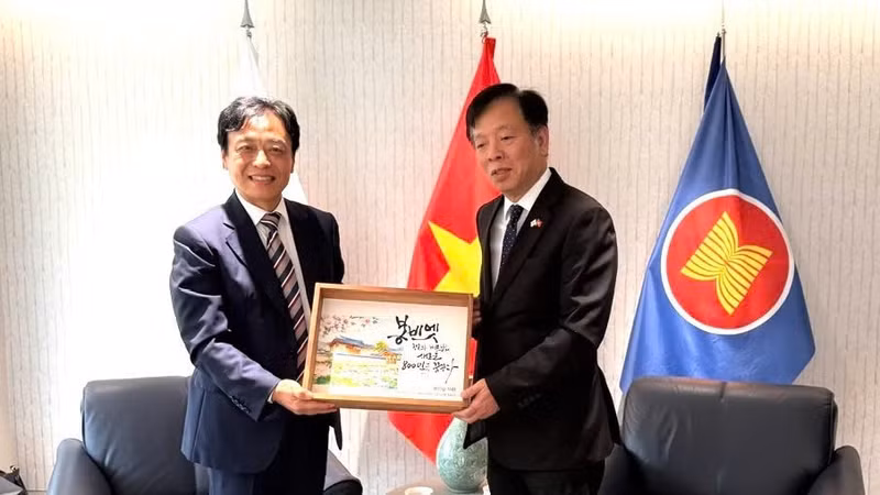 奉化郡领导向越南驻韩国大使武胡赠送了一块纪念牌匾，以表彰其对韩越山谷项目的贡献。图片由越南驻韩国大使馆提供
