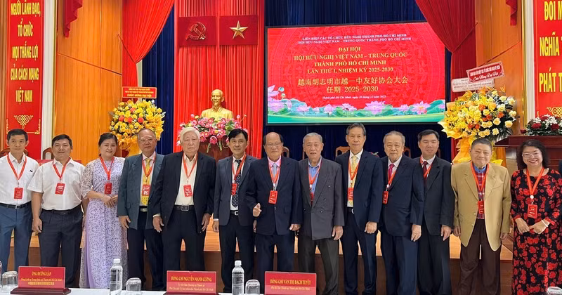胡志明市越南与中国友好协会12月28日召开代表大会。与会代表合影留念。图片来源：西贡解放日报