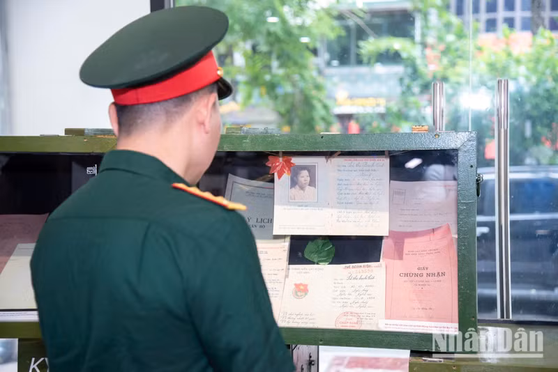 他们出发时，正值青春年华，怀揣着炽热的爱国情怀，以及对祖国统一的坚定信念。一本本日记、一封封情书、一张张早已染上岁月痕迹的党员证等，在启程前，都郑重交由政府统一委员会保管。如今，这些珍贵遗物珍藏于越南内务部国家文书与档案局第三号国家档案中心，成为见证那段峥嵘岁月的无价历史遗产。