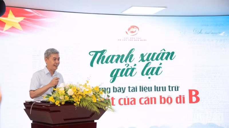 越南内务部国家档案文书局局长邓青雄在展览开幕式上发表讲话。