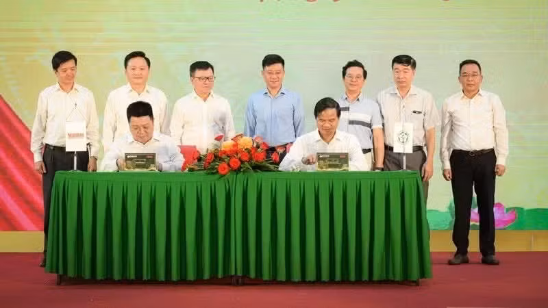《人民报》社副总编辑桂廷原与白梅医院院长陶春基代表双方签署战略合作协议。