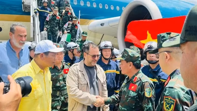 委内瑞拉外交部长伊万·吉尔·平托在机场迎接了范文巳少将和越南代表团。（照片由越南驻委内瑞拉大使馆提供）
