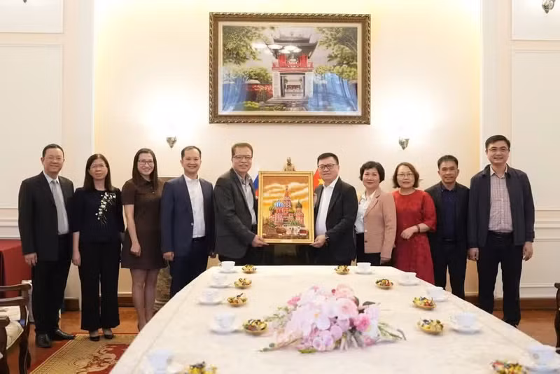 越南《人民报》代表团与越南驻俄罗斯联邦大使馆干部、工作人员合影留念。（图片来源：阮清体 摄）