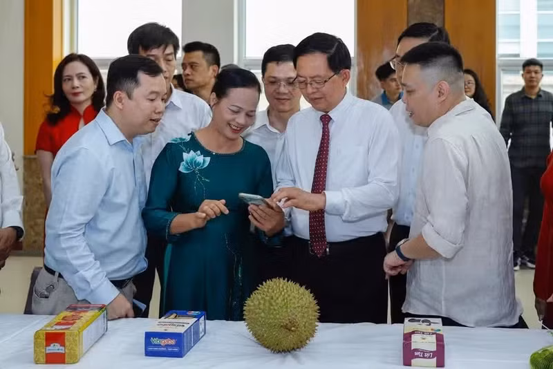 胡国勇副总理在活动间隙体验农林水产品溯源系统。