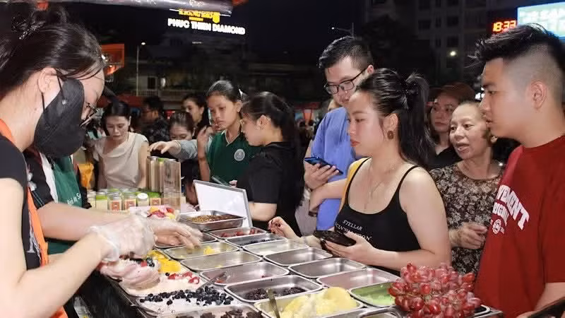美食展位吸引了大量市民和游客。（图片来源：潭清 摄）