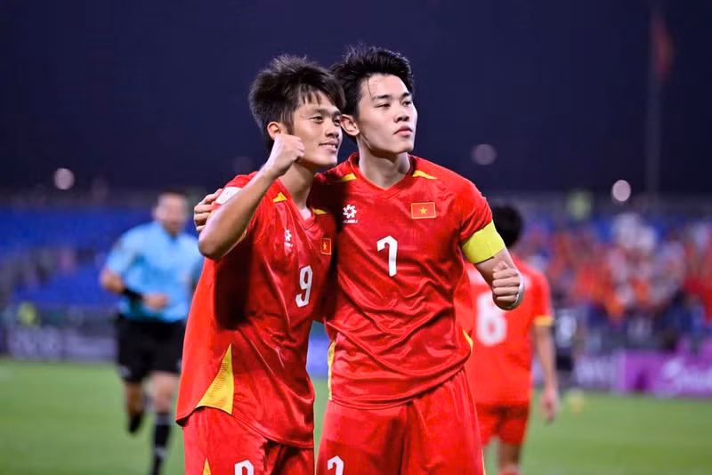 9号阮国越与廷北庆祝越南队进球。图片来源：AFC