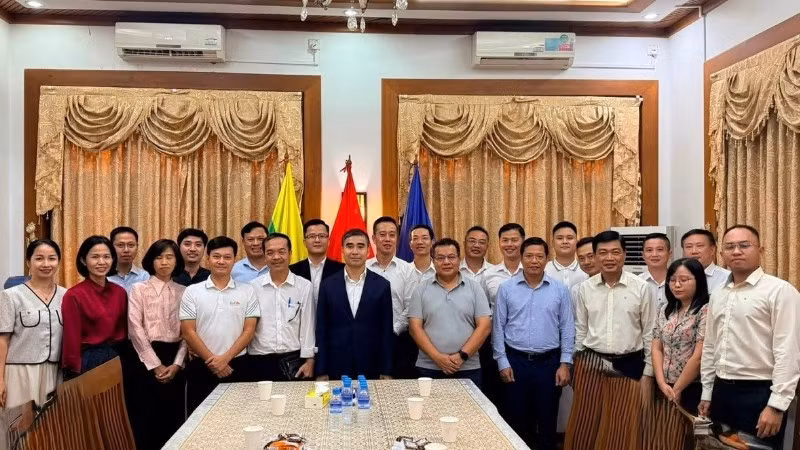阮英德大使与越南商界代表合影留念。（照片由越南驻缅甸大使馆提供）