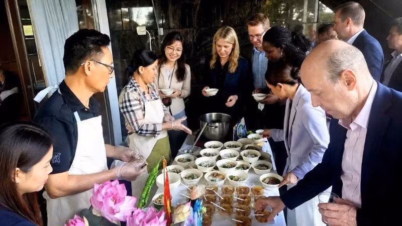 越南河粉是一大亮点，吸引了众多国际友人前来品尝。（图片由越南驻芬兰大使馆提供）