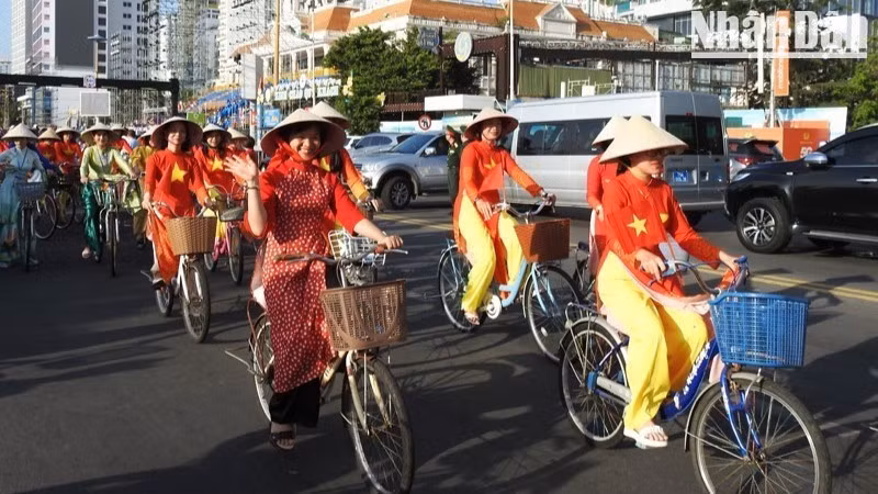 数千名身着绚丽奥黛的女性在芽庄海滨城市的各条街道上骑行，成为“文化使者”，为向国际友人展示一个充满活力、友好开放的庆和形象作出贡献。