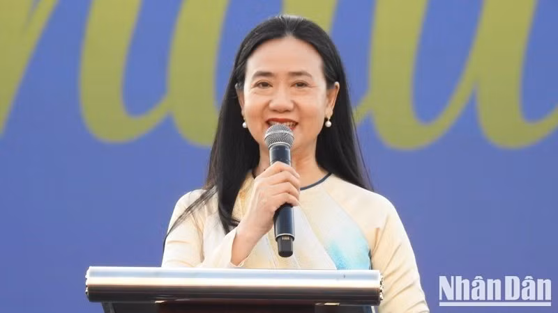 庆和省妇女联合会主席阮琼娥在仪式上发表讲话。