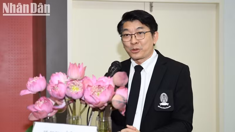 朱拉隆功大学文学系主任苏拉德·绰乌冬潘(Suradech Chotiudompant) 副教授、博士在会上发表讲话。（明胜 摄）