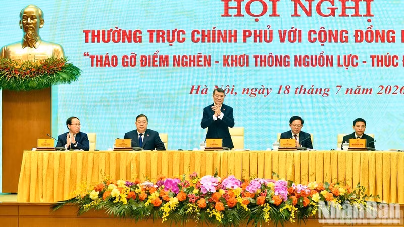 政府总理黎明兴主持会议。（青江 摄）