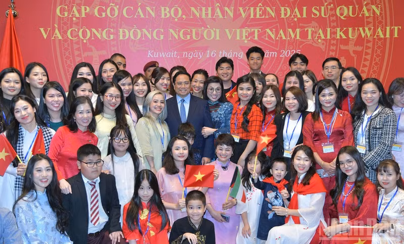 政府总理范明正和夫人会见越南驻科威特大使馆工作人员及旅科越南人。图片来源：何清江 摄