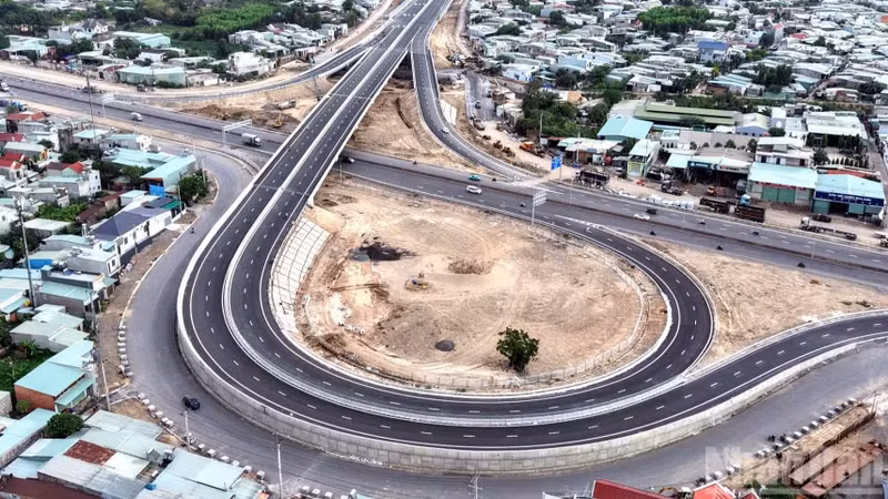 边和—头顿高速公路起点与武元甲路交汇处区域。
