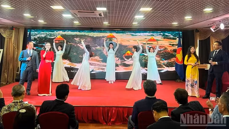 纪念东盟成立56周年文化演出在俄罗斯联邦举行。