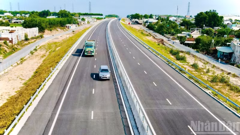 边和—头顿高速公路按4至6车道标准建设。