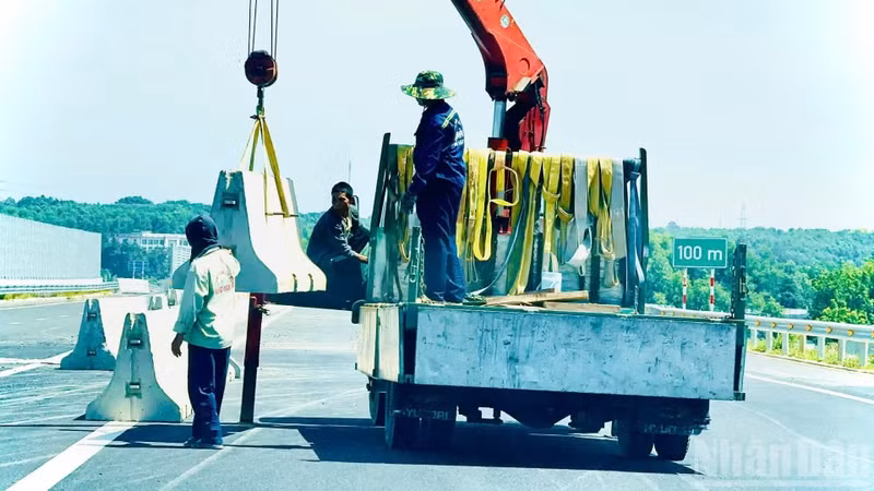 施工单位正在安装道路护栏系统。