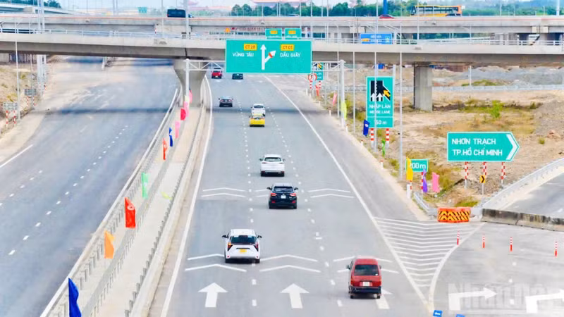 4月29日下午，边和—头顿高速公路近38公里路段已通车并投入运营。