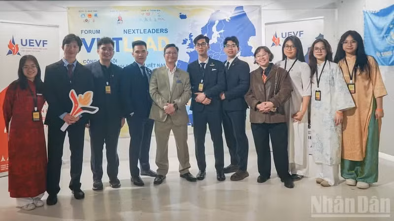 郑德海大使与参加VIETLEAD 2026项目的青年知识分子代表合影留念。