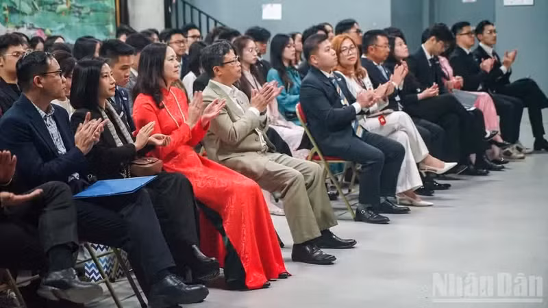 参加VIETLEAD 2026开幕式的各位代表在法国巴黎合影。