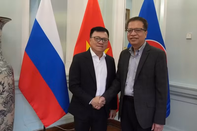 越南《人民报》社总编辑黎国明与越南驻俄罗斯联邦大使邓明魁。（图片来源：阮春兴 摄）