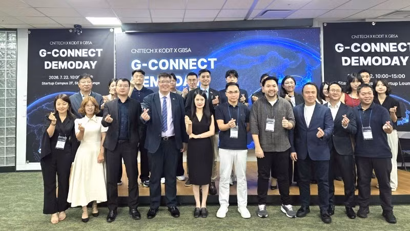 越韩企业家与投资者协会领导与出席活动的越南创业公司代表合影。（图片由VKBIA提供）