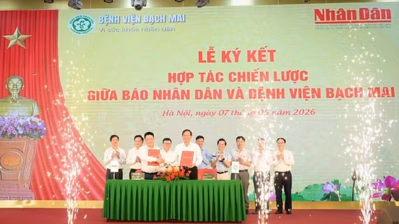 《人民报》社副总编辑桂廷原与白梅医院院长陶春基在黎国明等领导见证下代表双方签署战略合作协议。