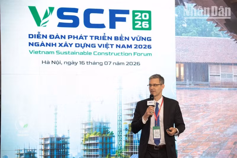 越南绿色建筑委员会（VGBC）执行总裁Douglas Lee Snyder表示，绿色建筑必须具备抗灾能力，而不仅仅是节约资源。（图片来源：明维 摄）