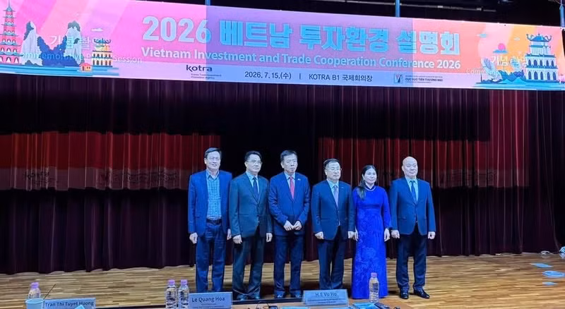 武胡大使（左三）与会议主办单位代表合影留念。