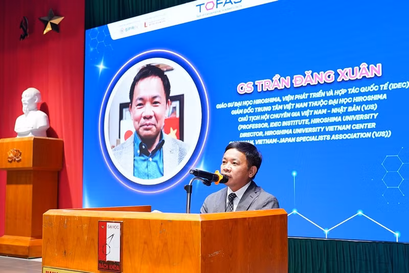 陈登春教授在典礼上发表意见。（图片由组委会提供）