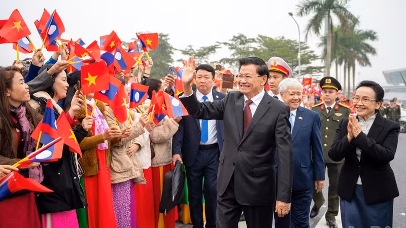 老挝人民革命党中央委员会总书记、老挝人民民主共和国主席通伦·西苏里及夫人已抵达河内内排国际机场，越共中央政治局委员、越南国会常务副主席杜文战等领导迎接通伦·西苏里同志一行。