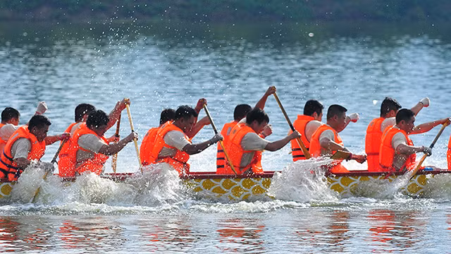 越南河内市安楚坊传统龙舟赛在积水湖热闹开赛 ảnh 1
