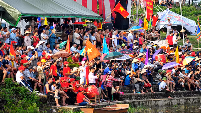 越南河内市安楚坊传统龙舟赛在积水湖热闹开赛 ảnh 8