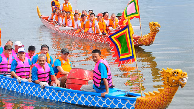 越南河内市安楚坊传统龙舟赛在积水湖热闹开赛 ảnh 5