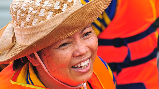 越南河内市安楚坊传统龙舟赛在积水湖热闹开赛 ảnh 3